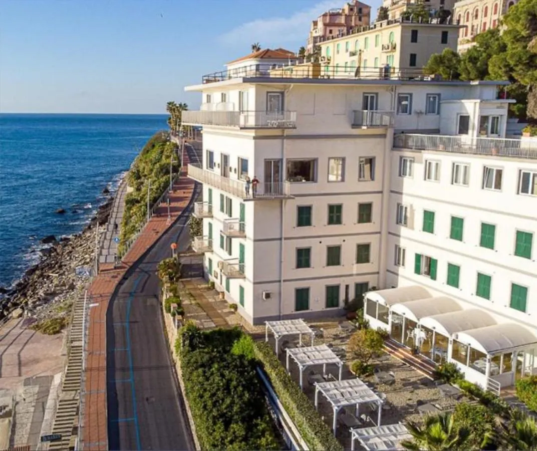 Soggiornare in Area Nord: 15 Hotel sul Mare e sui Laghi Confrontati